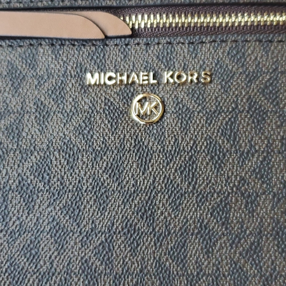 Michael Kors Jet Set Charm Signature Crossbody NWT - Picture 2 of 14